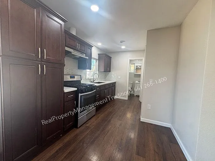 3 bed, 1.0 bath, 957 sqft, $2,000 — Photo 2