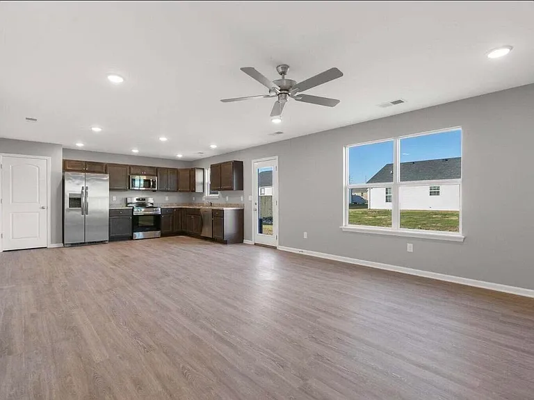 8113 Driftwood Loop — Photo 2