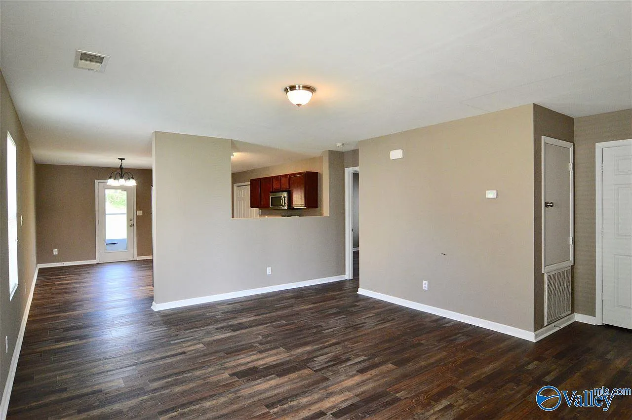 3 bed, 2.0 bath, 1397 sqft, $1,500 — Photo 2