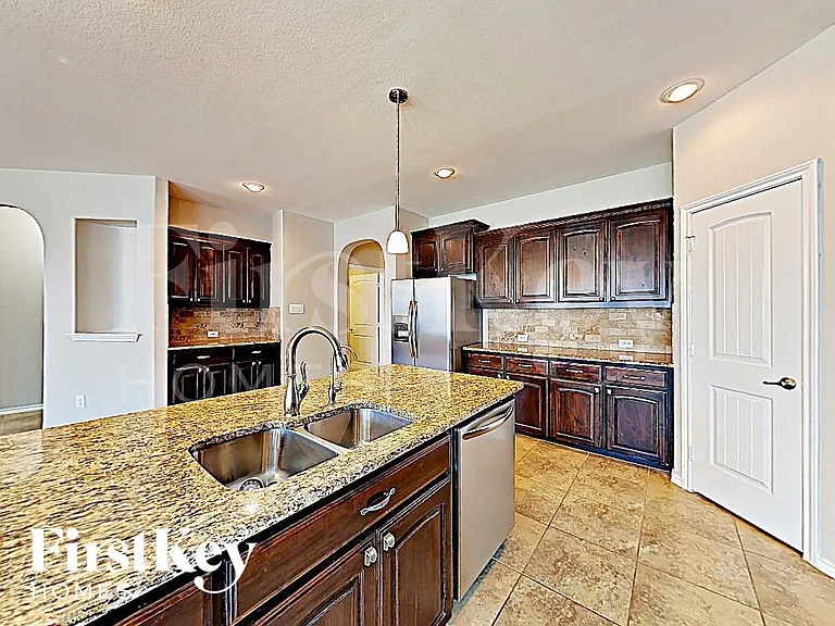 1724 Henderson Dr — Photo 6
