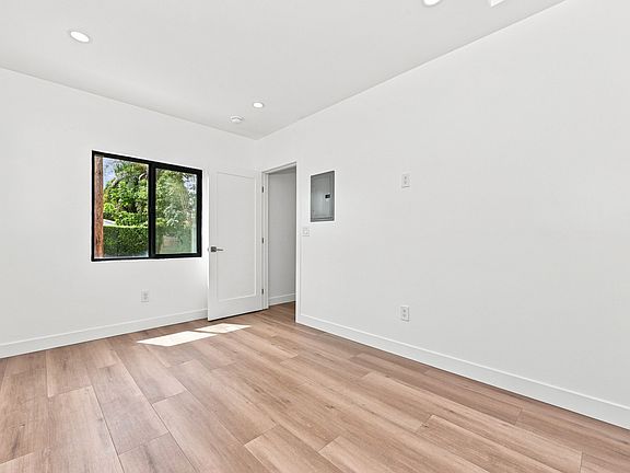 4th image of 18743 Covello St