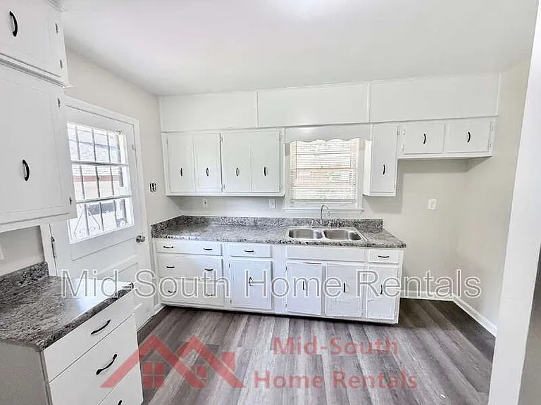 3284 Parham St — Photo 6