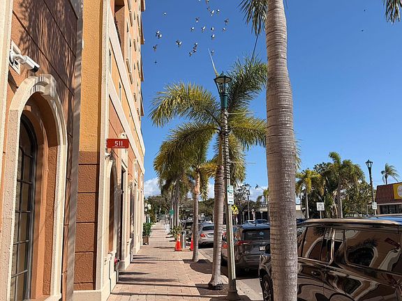 5th image of 511 Lucerne Avenue #610