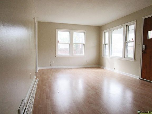 3rd image of 121 Windhorst Ct