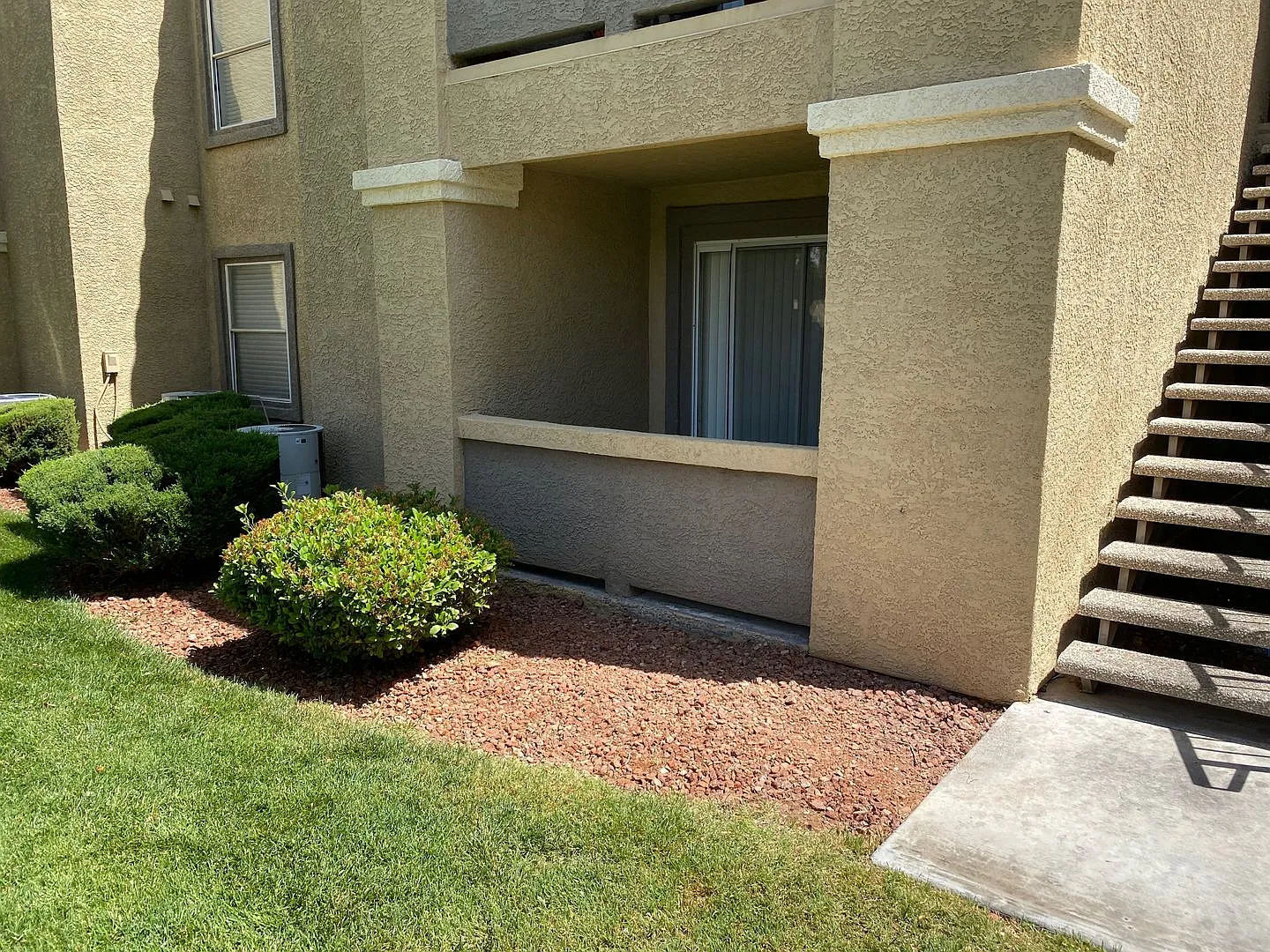 SE Gated!! 1 Bedroom 1st Floor!! One Car Garage Community Pool, Spa, Clubhouse All tile floors!! — Photo 2