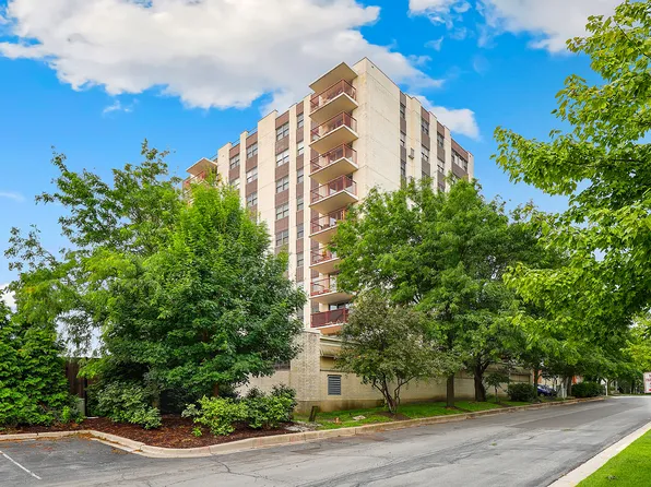 141 N La Grange Rd APT 805, La Grange, IL 60525
