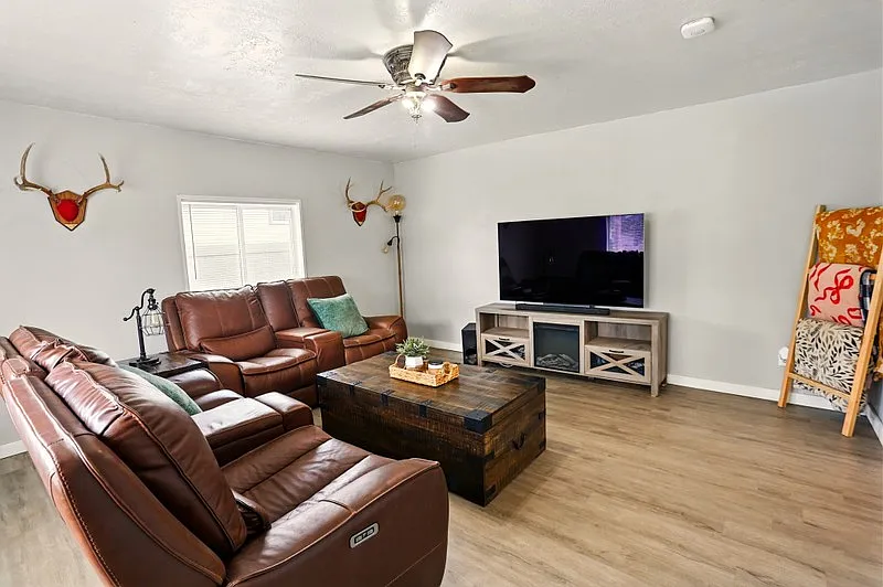 Pet Friendly 3 Bedroom Home! — Photo 4