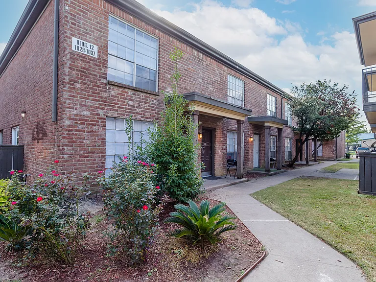 La Estancia Apartments — Photo 21