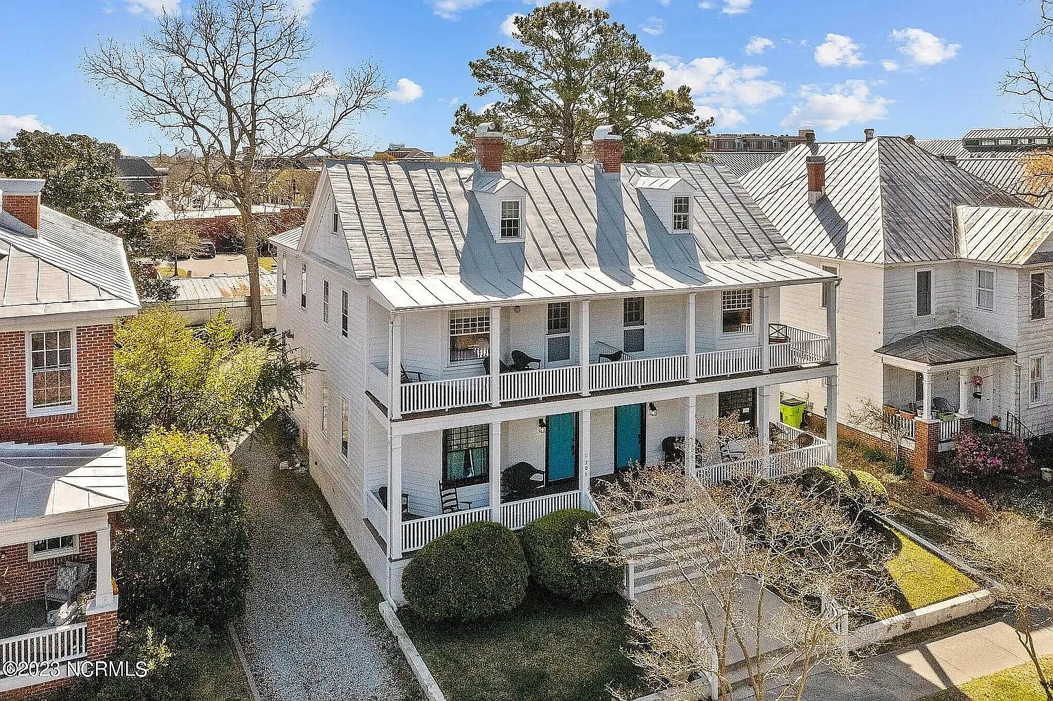 208 Metcalf — Photo 2