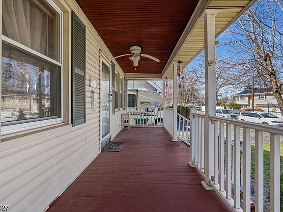 3rd image of 443 Wheatsheaf Rd