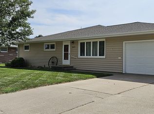2443 Grand Crescent Dr, Gothenburg, NE 69138