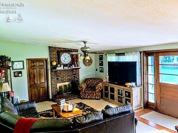 5th image of 7036 Manor Dr