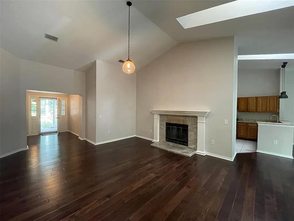 3 bed, 2.0 bath, 2010 sqft, $2,600 — Photo 3