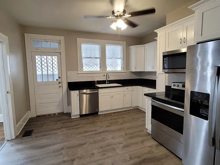 2243 Winona Ave — Photo 2