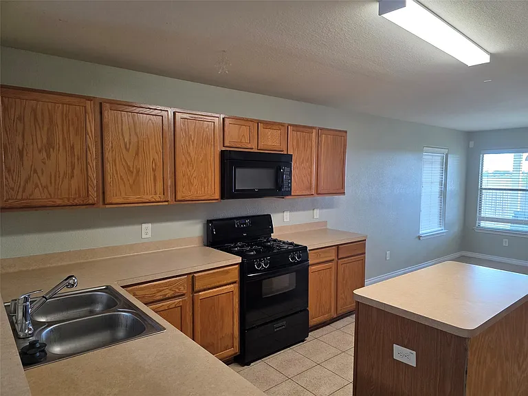 9014 Kerry Prairie Ln — Photo 8