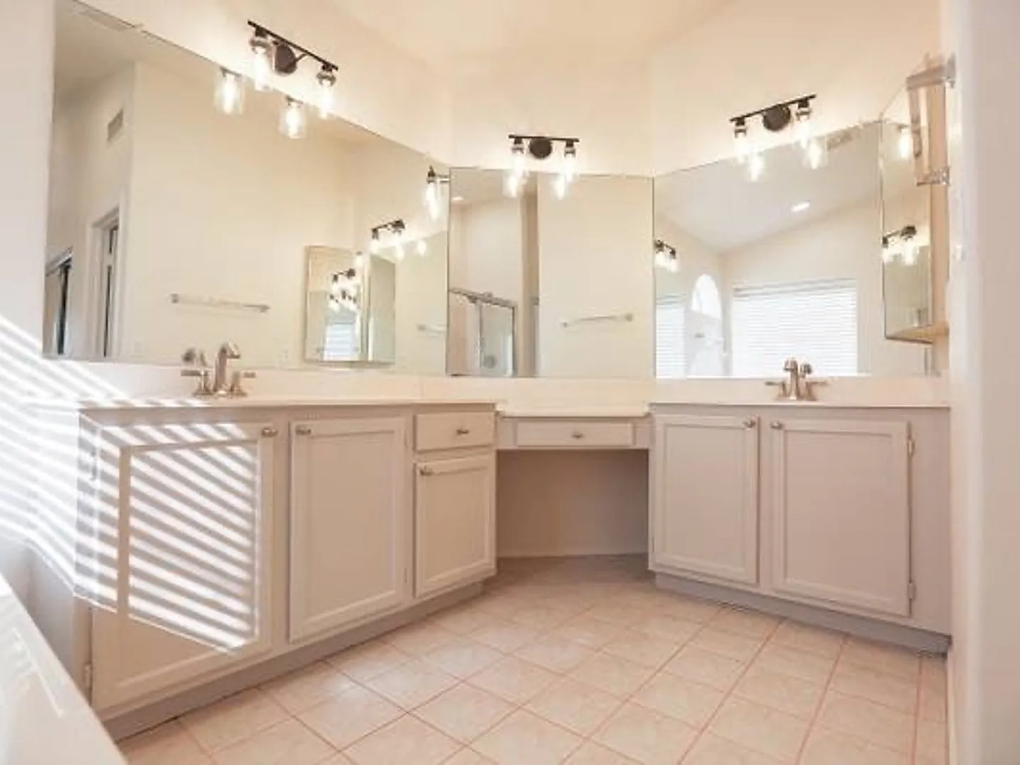 4 Bedrooms 3 Beths 3 Car garage with RV gate on a Large Corner Lot in Ahwatukee — Photo 4
