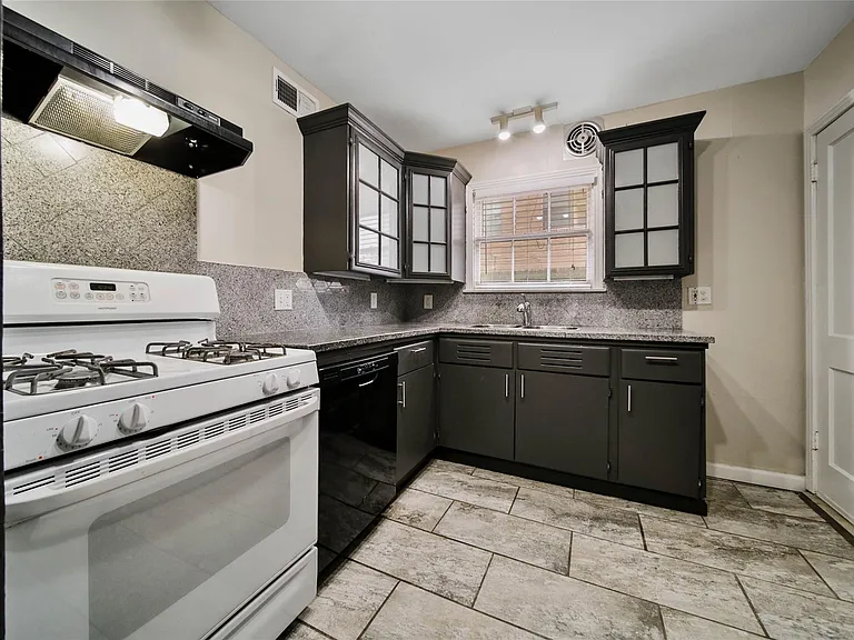 4505 Larch Ln — Photo 17