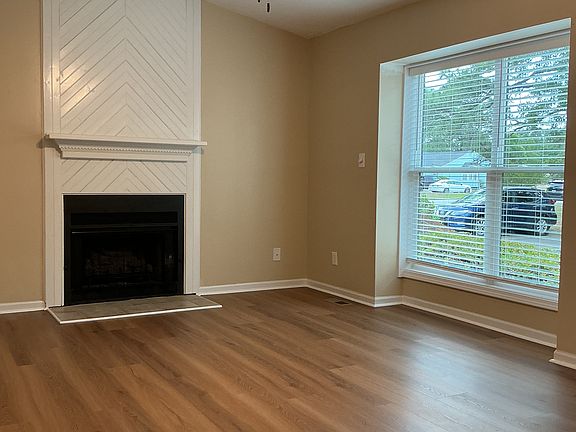 4th image of 583 Countrytown Dr