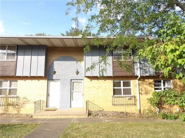 260 Lincoln St SW APT D, Hartville, OH 44632