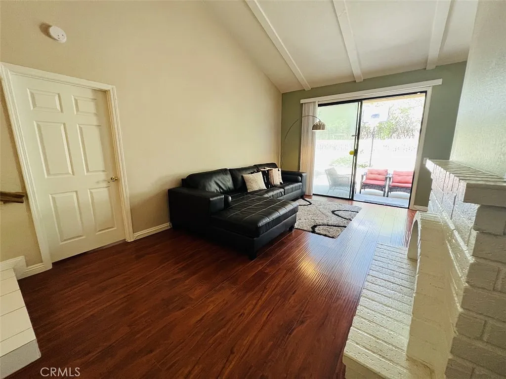 3 bed, 2.5 bath, 1372 sqft, $3,900 — Photo 3