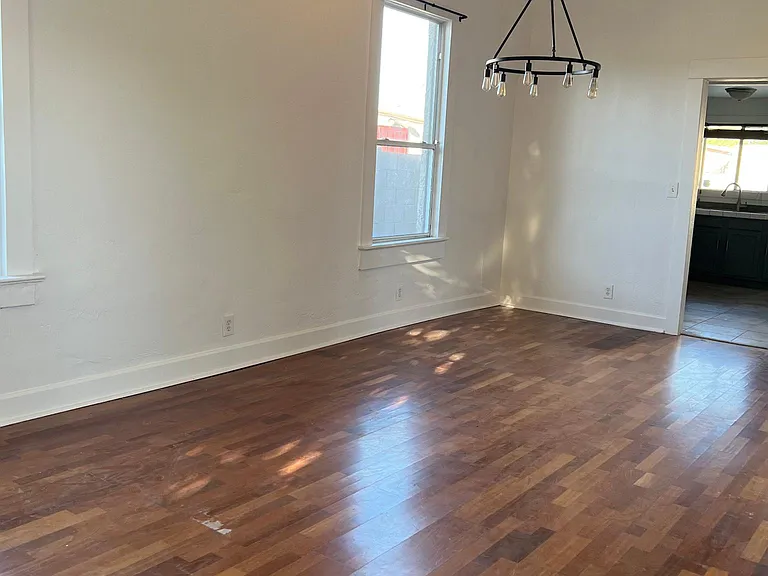 720 N 9th Ave — Photo 2