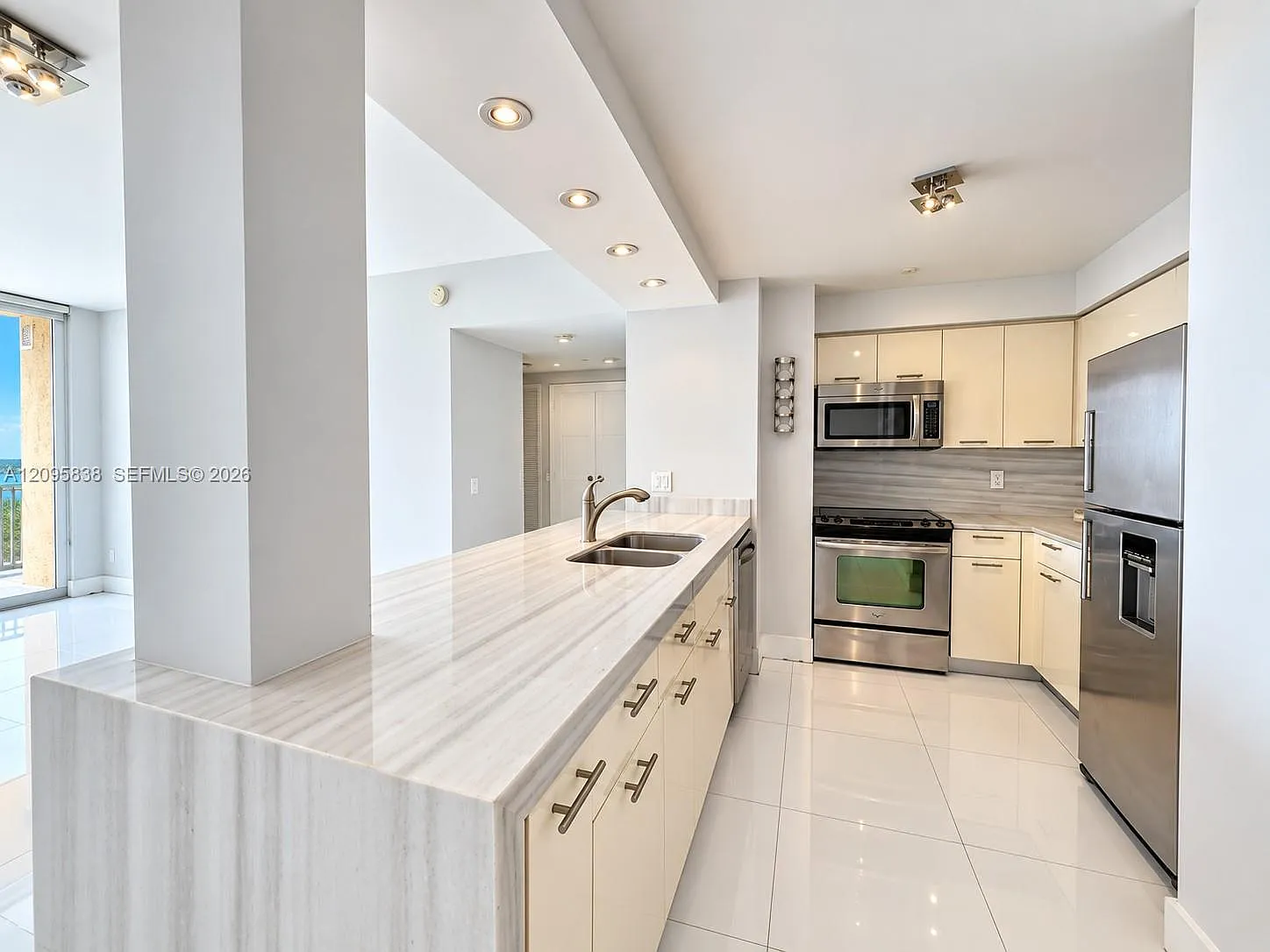 The Metropolitan Condo — Photo 4