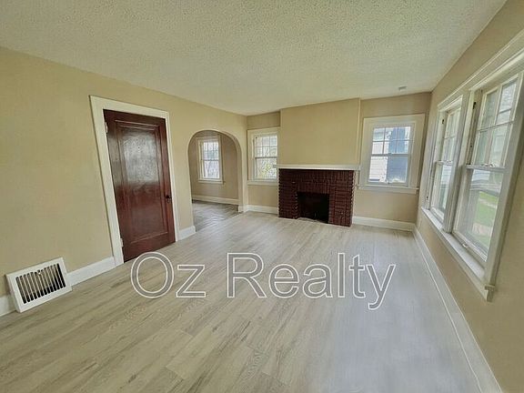 3rd image of 447 Sunset Blvd #2