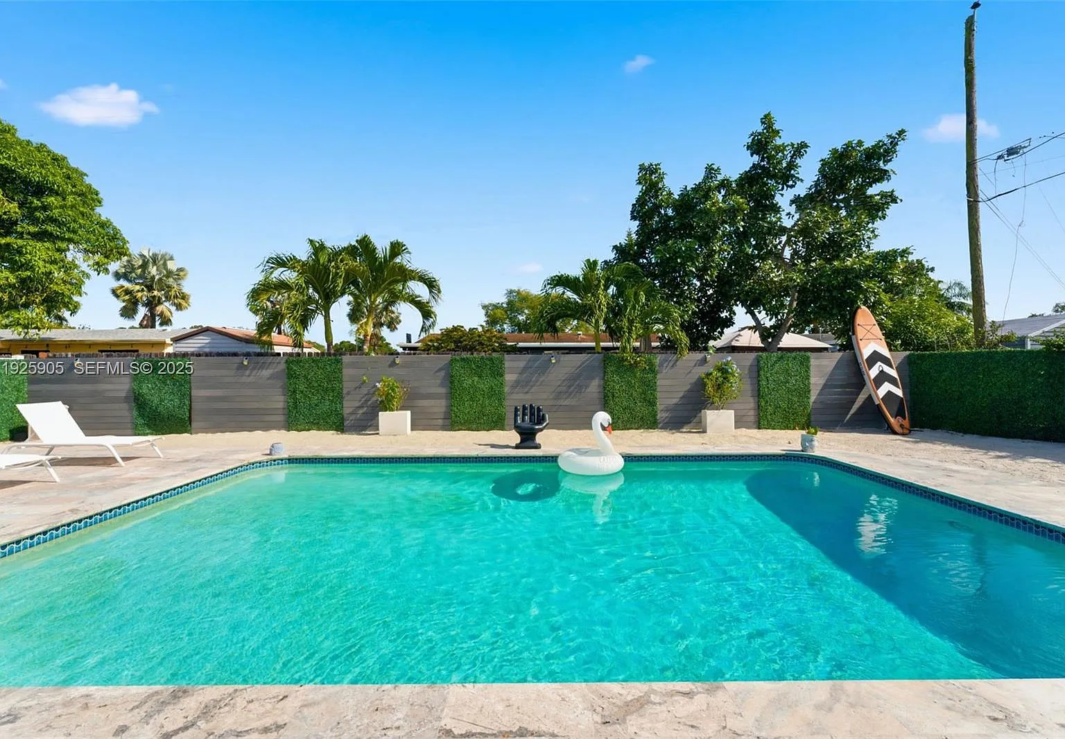 3 bed, 2.0 bath, 1018 sqft, $6,000 — Photo 1