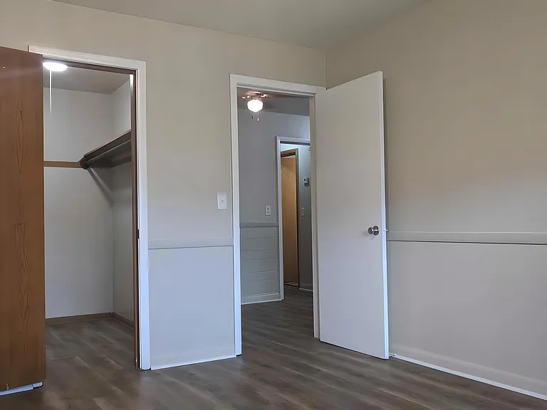Trailway Apartments — Photo 37