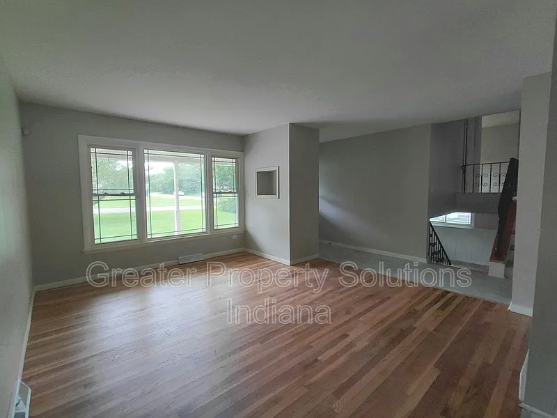3 bed, 2.0 bath, 2350 sqft, $2,350 — Photo 2