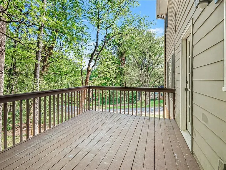 1527 Ridgewood Dr — Photo 4