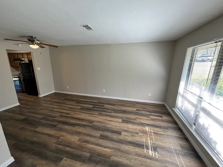 1506 Parkside Dr — Photo 7