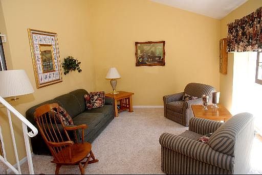 3rd image of 619 Nelson Ln