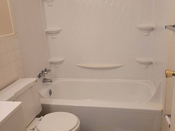 4th image of 3221 N Talbot Ave #4