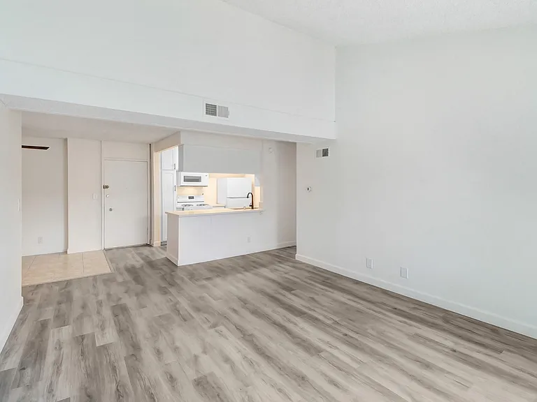 5830 Reseda Boulevard — Photo 21