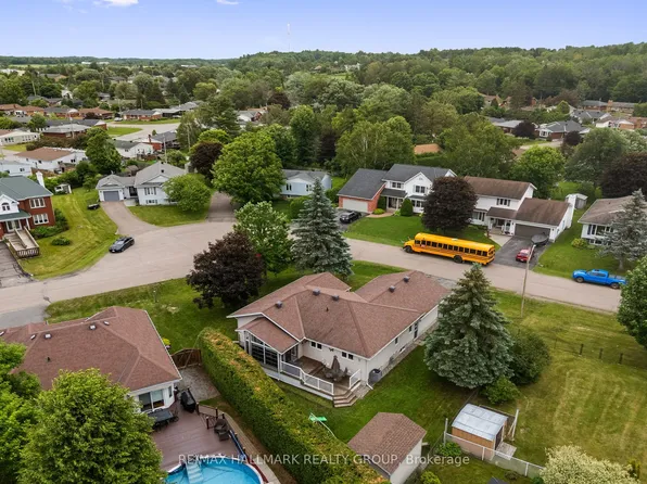 236 Vanier Cres, Renfrew, ON K7V 4M9