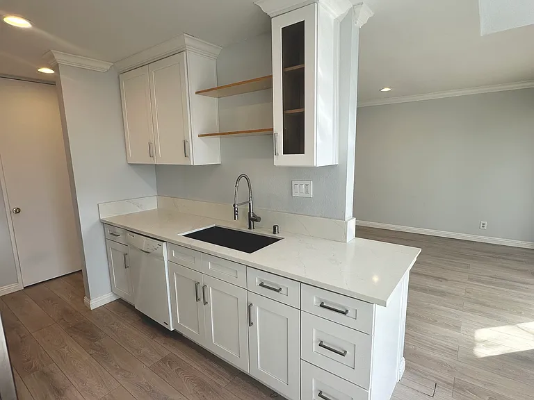 5950 Canterbury Dr — Photo 5