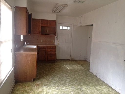 3rd image of 2724 Essex St