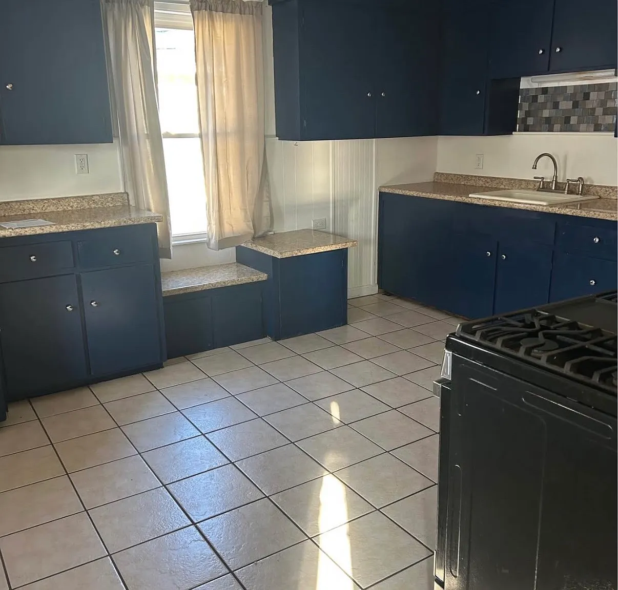 4 bed, $2,000 — Photo 1