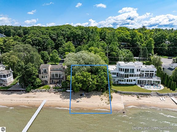 3rd image of 6575 Franklin Woods Dr