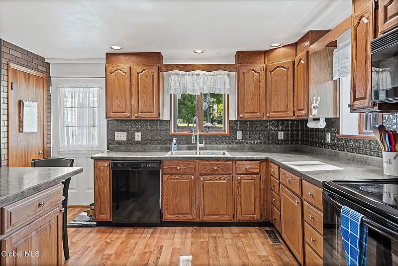 5th image of 547 Sherman Road