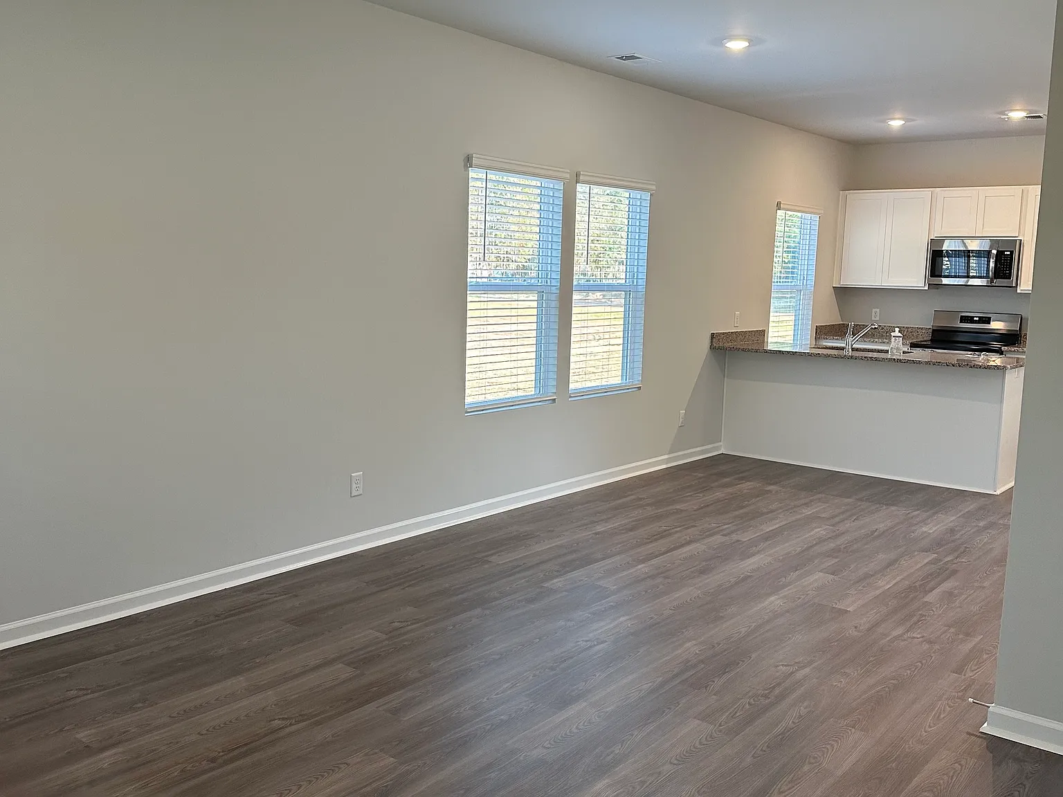 3 bed, 2.5 bath, 1369 sqft, $1,900 — Photo 4