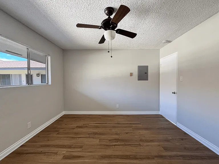 372 Freeman Ave — Photo 24