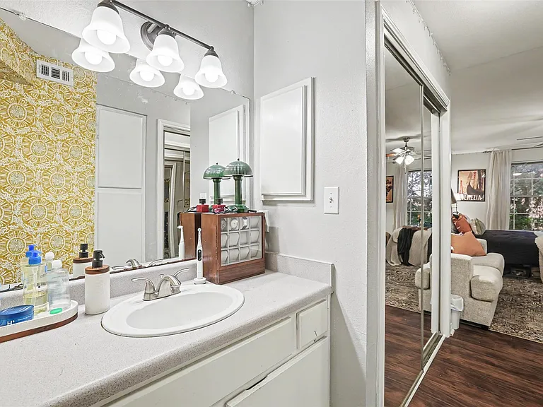 501 W 26th St #210 — Photo 16