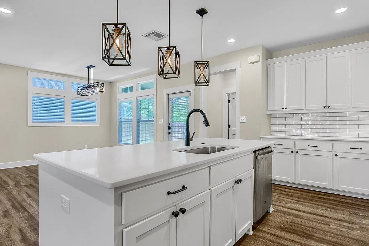 3 bed, 2.0 bath, 1734 sqft, $2,250 — Photo 4