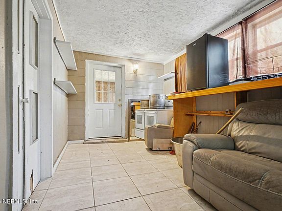2nd image of 1826 LEON Road