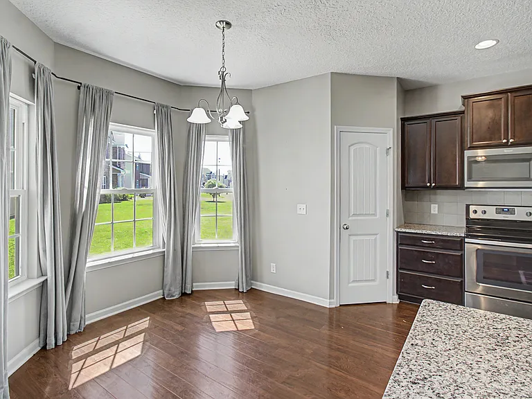 976 Oak Crest Dr — Photo 9