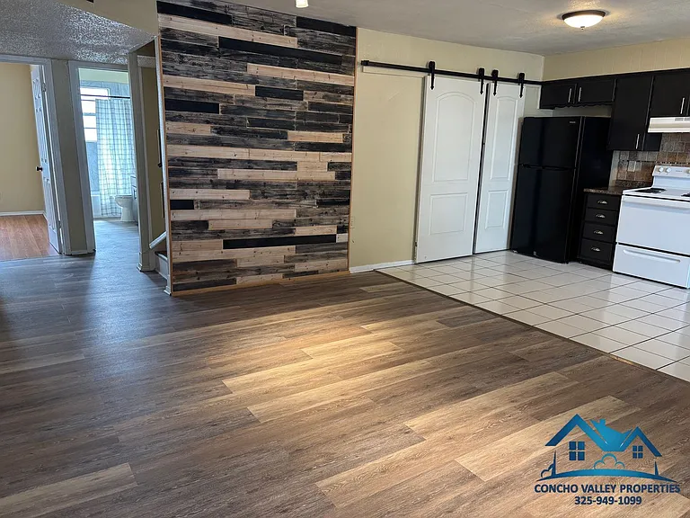 1012 Glenna St — Photo 2