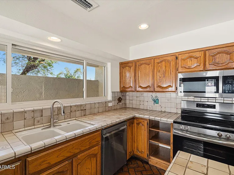 1756 W Echo Ln — Photo 15