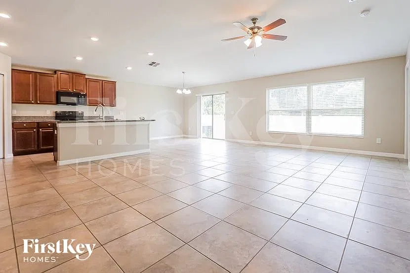 4 bed, 2.0 bath, 1935 sqft, $2,815 — Photo 3
